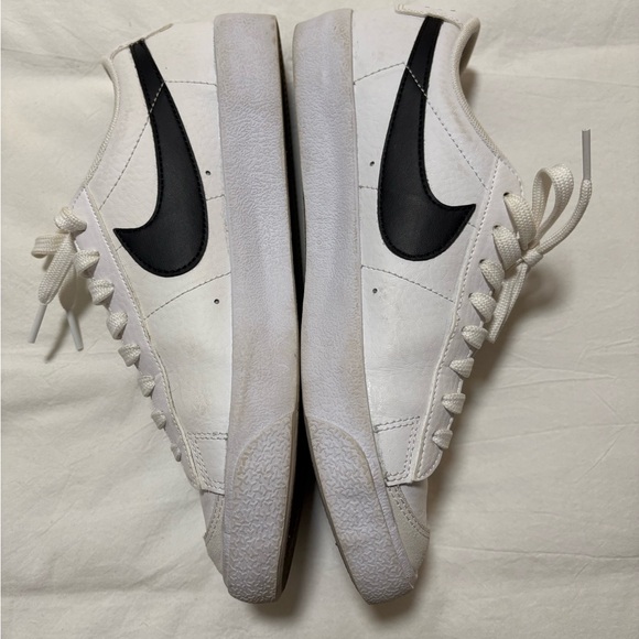 Nike White and Black Sneakers - Picture 3 of 5